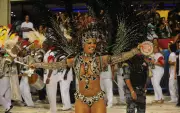 Viviane Araújo celebra 18 anos como rainha do Salgueiro e se consagra lenda do carnaval