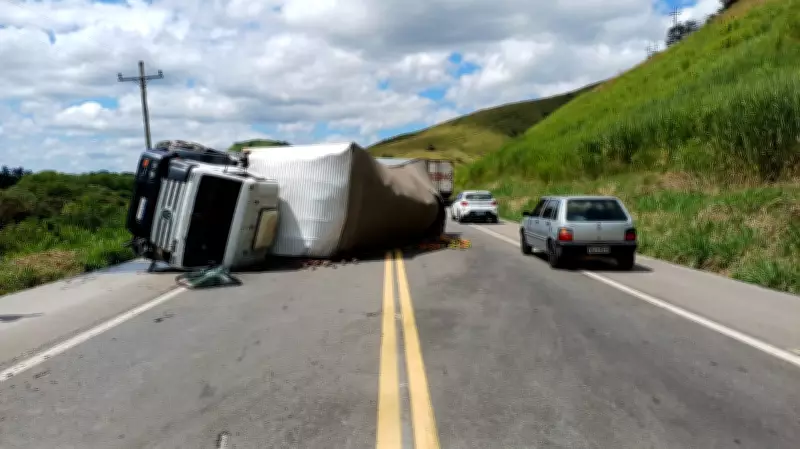 Acidente com caminhão de tomates interdita parcialmente BR-393 em Três Rios