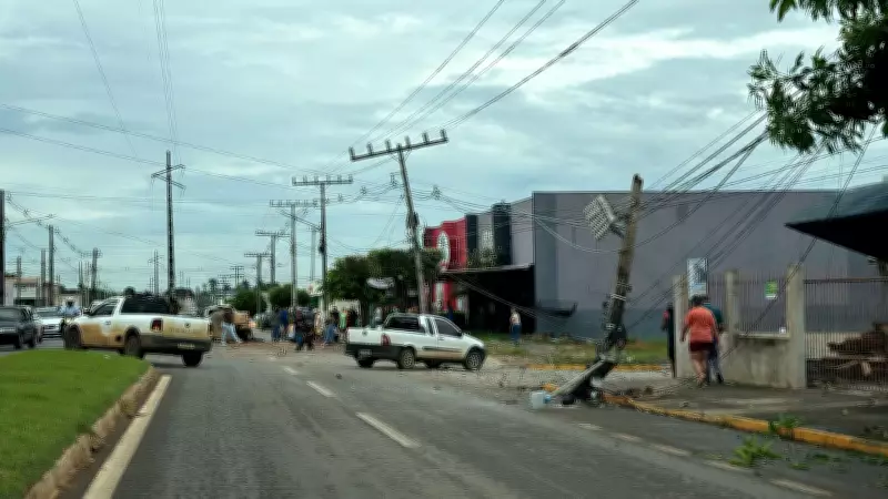 Acidente com caminhonete derruba poste e afeta rede elétrica em Sorriso (MT)