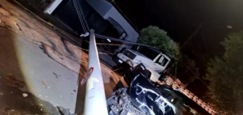 Acidente com carro derruba dois postes de energia em Vargem Grande do Sul (SP)