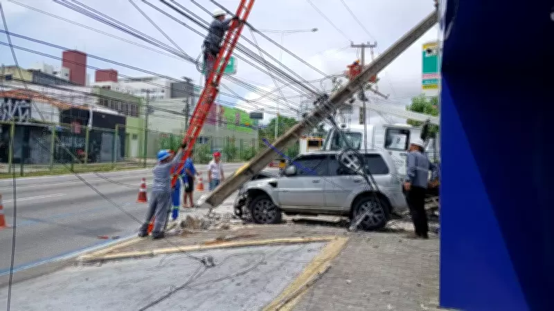 Acidente com Pajero derruba dois postes e causa caos na avenida Salgado Filho em Natal