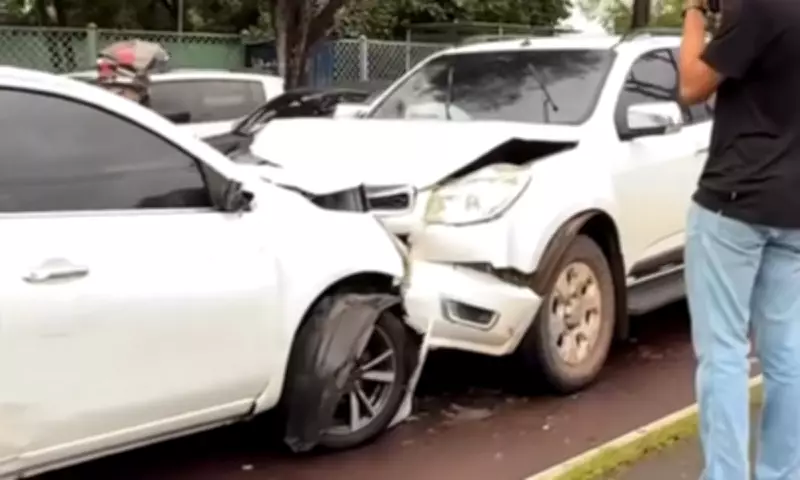 Acidente com três veículos bloqueia parcialmente a Avenida Djalma Batista em Manaus
