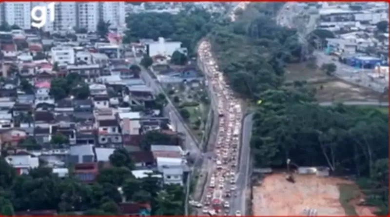 Acidente derruba poste e causa congestionamento de 10 km na Avenida das Torres em Manaus