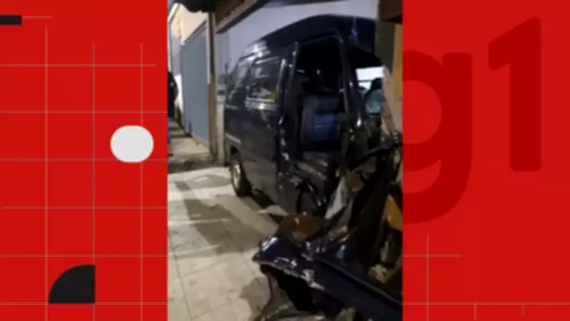 Acidente em Cariacica: Carro invade residência após atropelar motociclista e deixa feridos