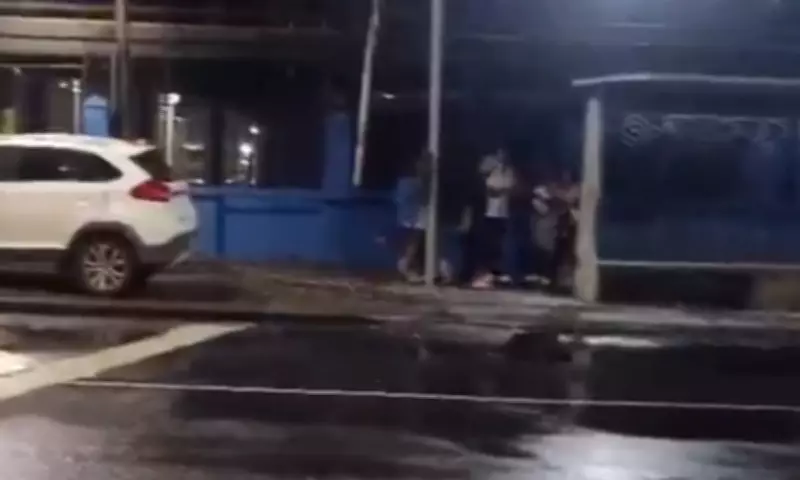 Acidente em Salvador: Carro invade ponto de ônibus e deixa quatro feridos na Barra
