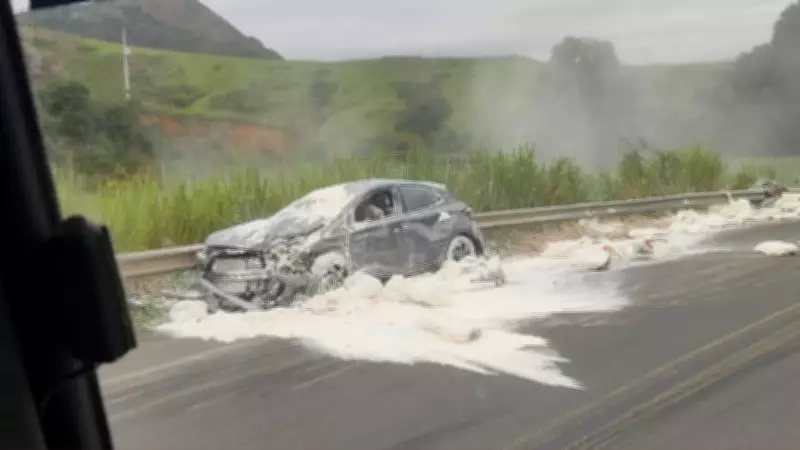 Acidente entre caminhão e carro interditou BR-259 em João Neiva, ES, com três feridas