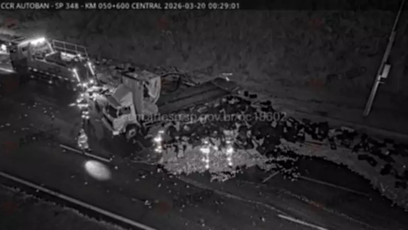 Acidente entre carretas e caminhão com laranjas causa 3 km de lentidão em Jundiaí