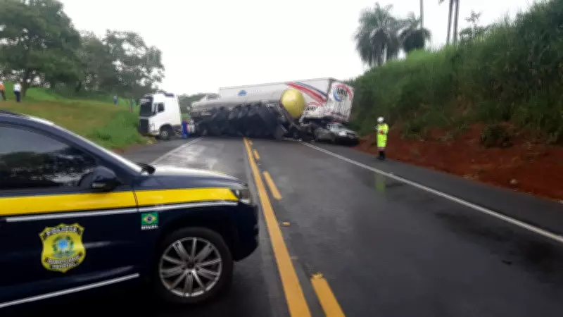 Acidente entre carretas e carros interdita BR-153 em Nova Granada (SP)