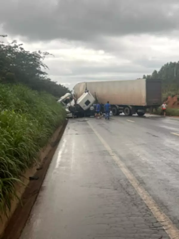 Acidente entre carretas interdita BR-251 em Francisco Sá; dois feridos são socorridos
