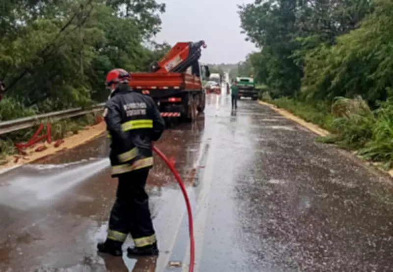 Acidente entre carretas mata homem e fere mulher na TO-080 em Tocantins