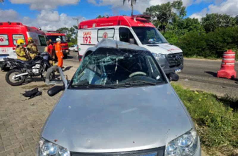 Acidente entre carro e moto na SE-100 deixa duas vítimas feridas, uma presa às ferragens