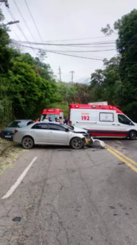 Acidente entre carro, moto e caminhão deixa três feridos e interdita RJ-155 em Rio Claro