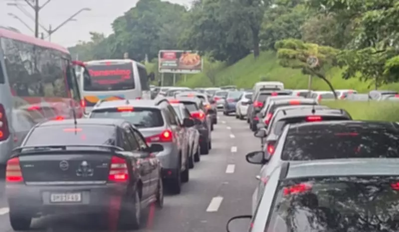 Acidente entre motos deixa ferido em Campinas; faixa de ônibus é liberada