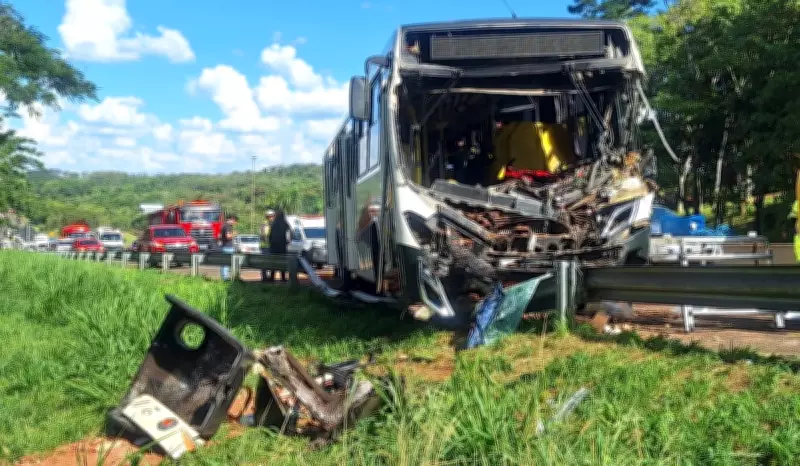 Acidente entre ônibus e caminhão na Raposo Tavares deixa 18 feridos, com vítimas recebendo alta
