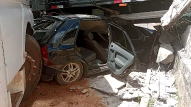 Acidente entre trem, carreta e carros assusta moradores em Carandaí; motorista fica ferido