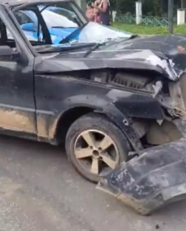 Acidente entre três veículos deixa duas pessoas feridas em Volta Redonda