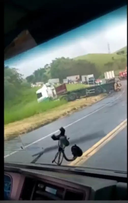 Acidente fatal entre caminhão e carreta na BR-393 em Três Rios deixa um morto e um ferido