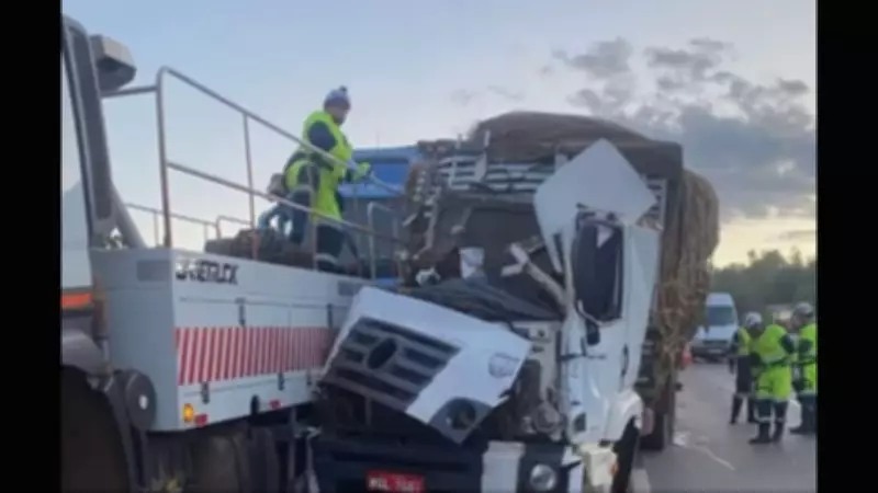 Acidente fatal na BR-040 em Sete Lagoas deixa uma pessoa morta após colisão entre caminhão e carreta