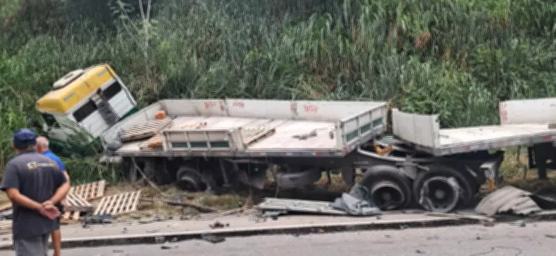 Acidente fatal na BR-393: colisão entre caminhões e moto mata um e fere três em Barra do Piraí