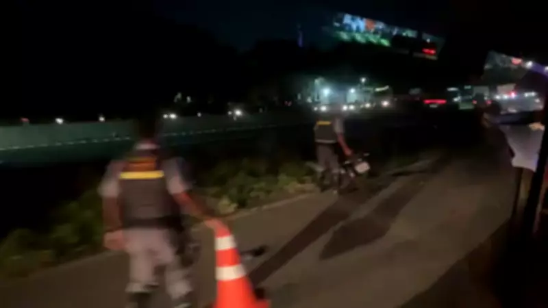 Acidente grave entre moto e carreta causa congestionamento na Raposo Tavares em Sorocaba