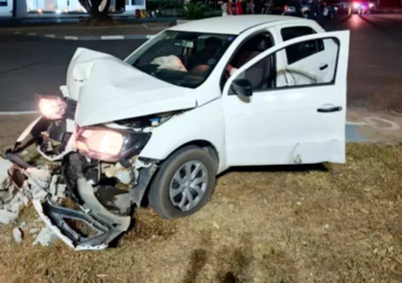 Acidente no Centro Cívico de Boa Vista: Carro atinge moto e derruba poste de energia