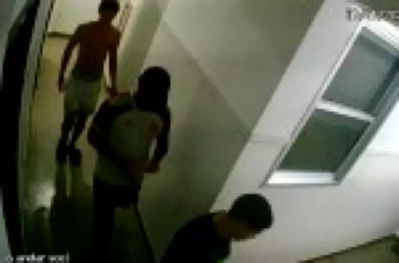 Adolescente acusado de estupro coletivo em Copacabana se entrega à polícia no Rio de Janeiro