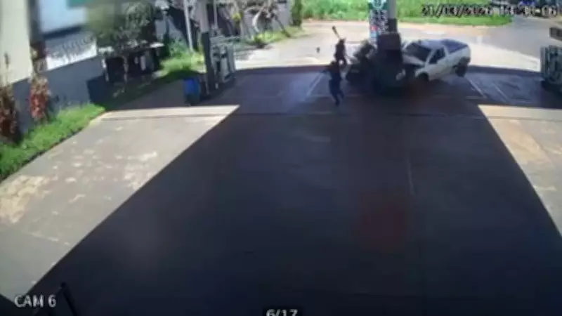 Adolescente colide carro contra bomba de combustível em posto de Anápolis, Goiás