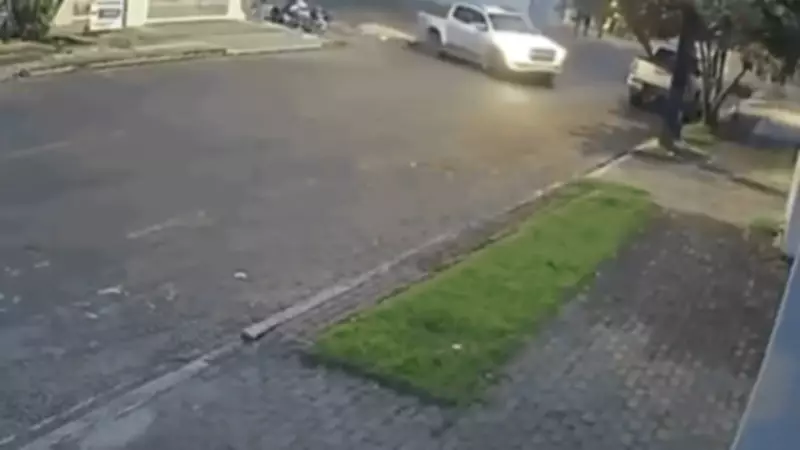 Adolescente de 14 anos bate caminhonete desgovernada em casas de vizinhos em Sinop, MT