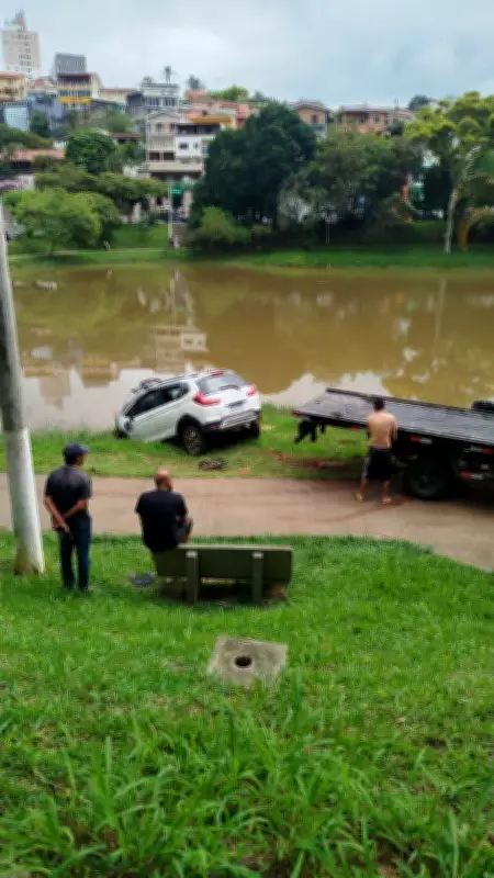Adolescente de 16 anos é apreendido após perder controle de carro e cair em lago em Atibaia
