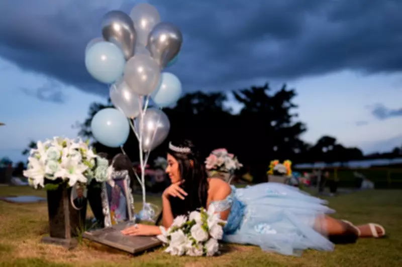 Adolescente realiza ensaio fotográfico em cemitério para homenagear pai falecido no Acre
