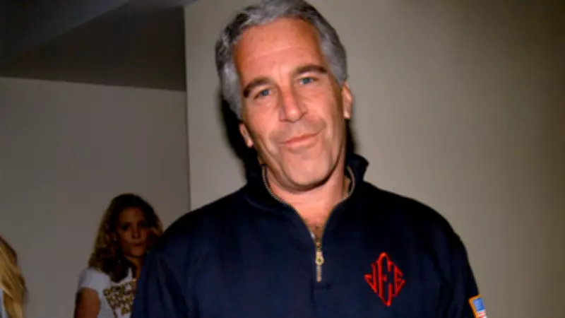 Agente penitenciária pesquisou Epstein no Google antes de sua morte, revelam documentos