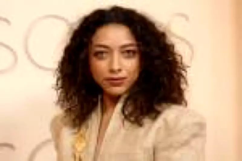 Alice Carvalho usa broche com significado indígena no tapete vermelho do Oscar 2026