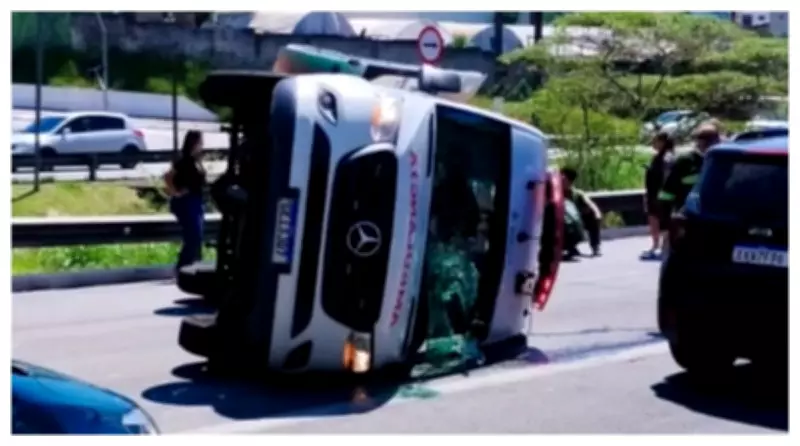 Ambulância do Samu capota após colisão e deixa oito feridos em São Bernardo do Campo