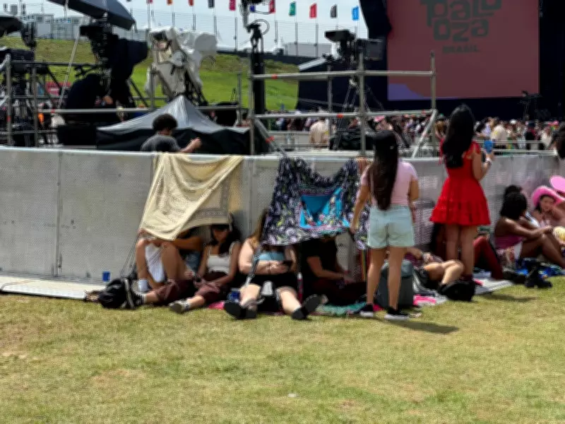 Amigas criam cabana com cangas para enfrentar calor no primeiro dia do Lollapalooza 2026