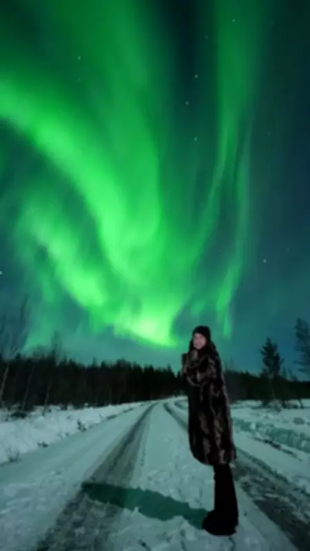 Anitta e Bela Gil registram aurora boreal na Finlândia em viagem espetacular
