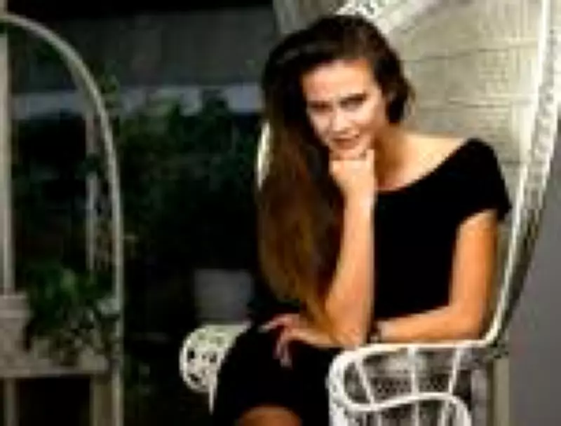 Annabel Schofield, modelo dos anos 1980 e estrela de 'Dallas', morre aos 62 anos