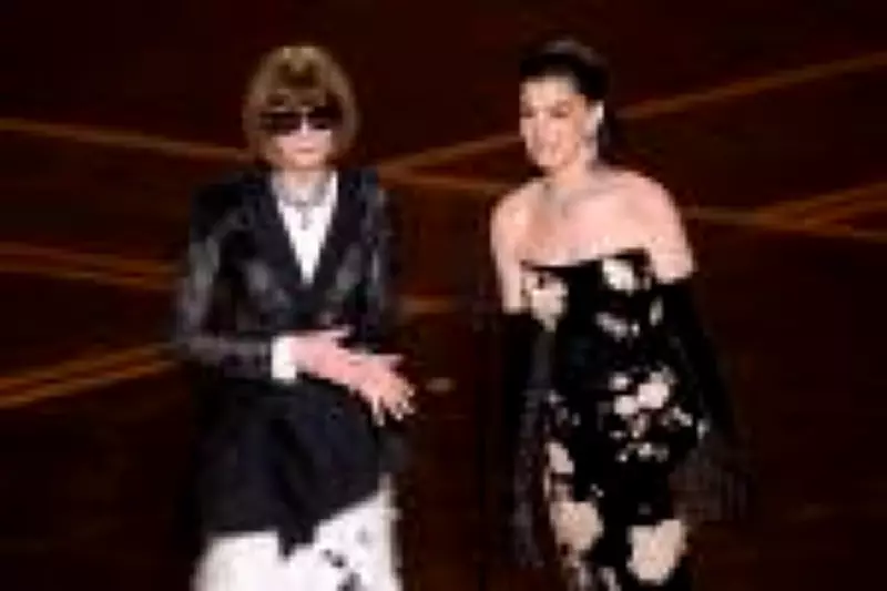 Anne Hathaway e Anna Wintour revivem 'O Diabo Veste Prada' em cena nostálgica no Oscar 2026