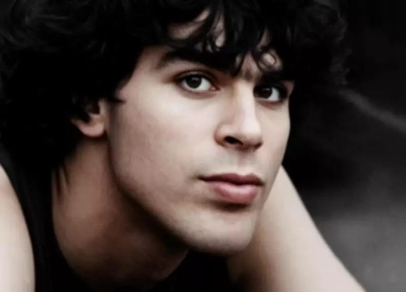 Antonio Villeroy lança EP '1980's' com gravações restauradas e prepara livro autobiográfico