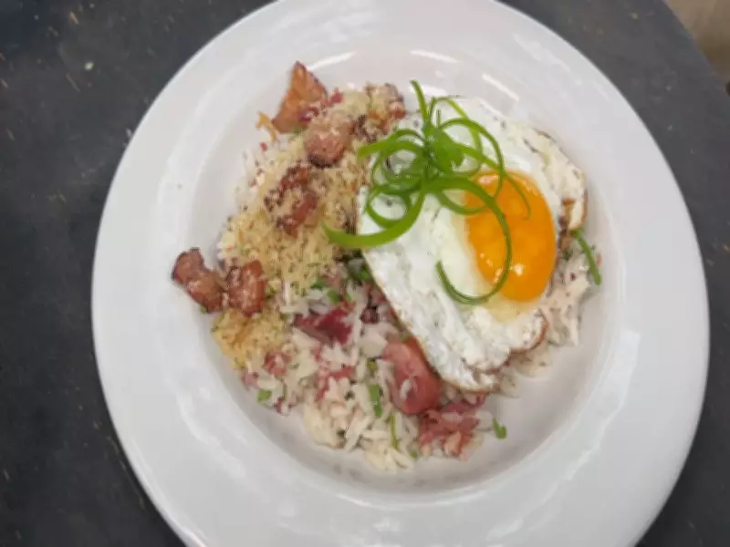 Aprenda a preparar o tradicional arroz Maria Isabel com carne seca e linguiça