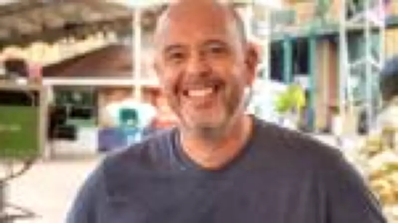 Apresentador Alex Escobar se afasta da TV Globo para cirurgia nas cordas vocais