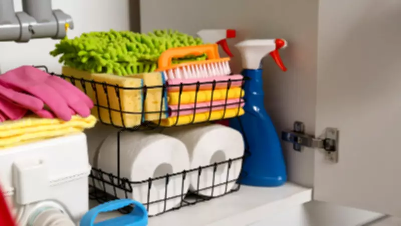 Armário da pia é perigoso para guardar produtos de limpeza, alertam especialistas