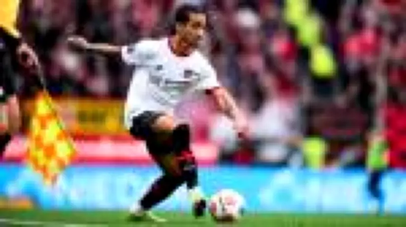 Arthur do Leverkusen sofre fissura no tornozelo após queda assustadora em campo