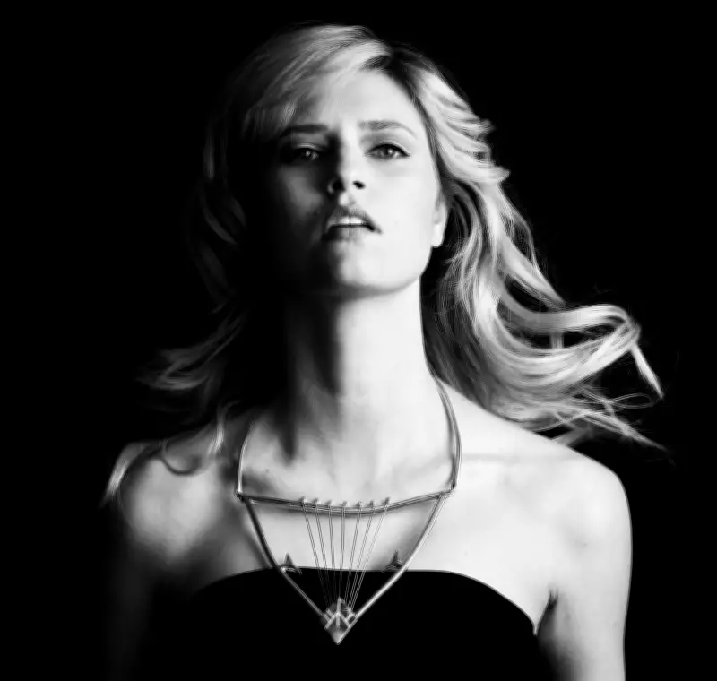 Artista brasileira cria instrumento de joalheria única que une música e ciência