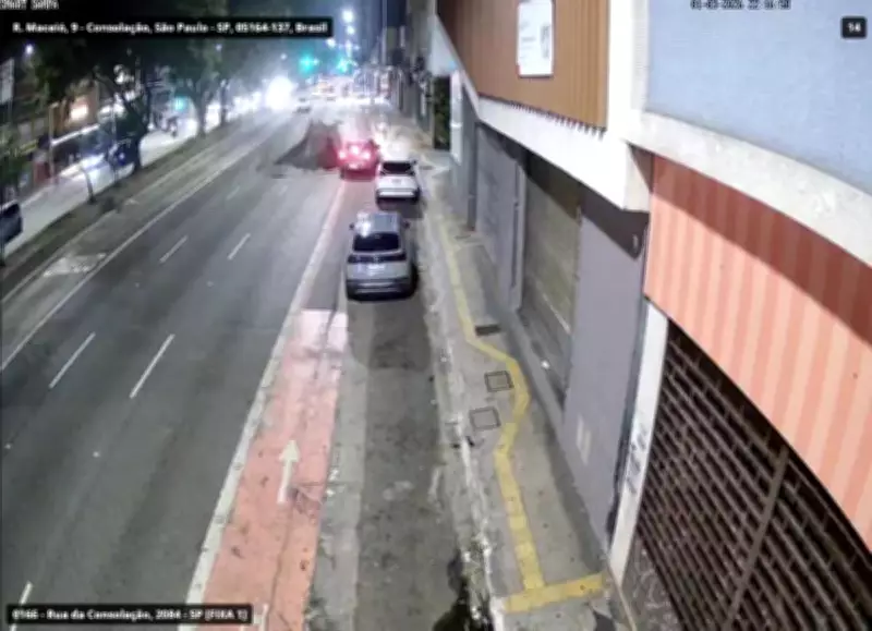 Asfalto explode e abre cratera na Consolação em SP; carro quase atingido