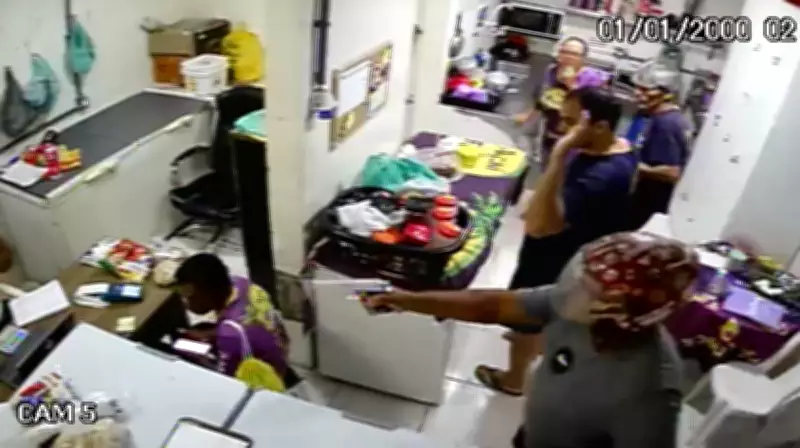 Assaltantes fazem funcionários reféns durante roubo em distribuidora de açaí em Cabo Frio