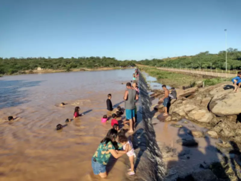 Açude transborda no Sertão de PE e submerge figuras rupestres de 6 mil anos em Rajada