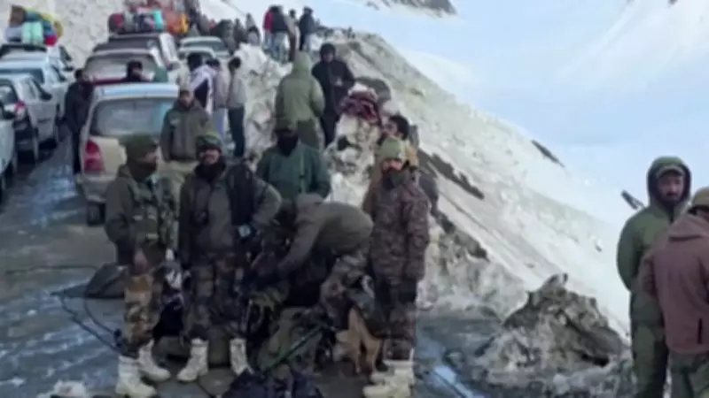 Avalanche no Himalaia deixa seis mortos, incluindo criança, e soterra veículos