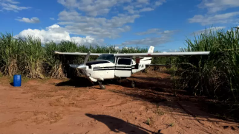 Avião 'dublê' com identificação adulterada é abandonado em fazenda de Brotas (SP)