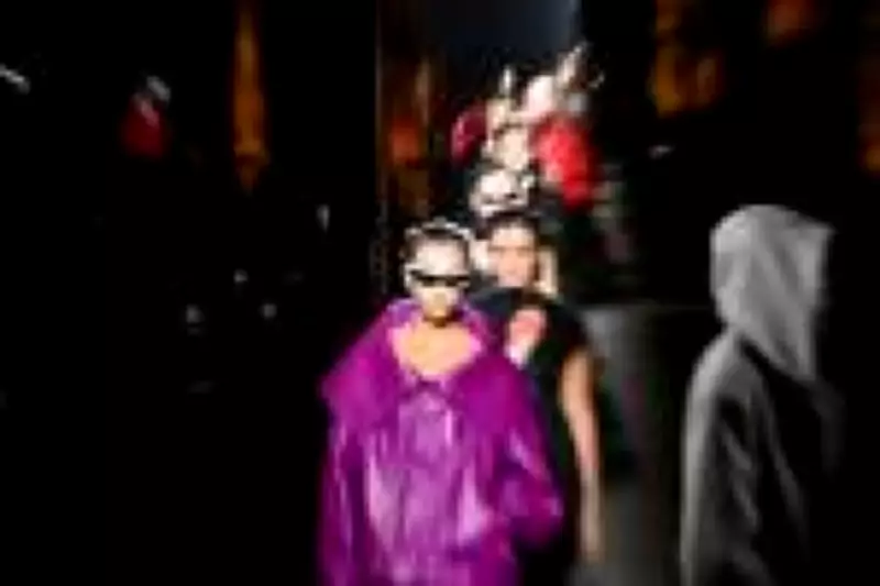 Balenciaga mergulha em 'Euphoria' em desfile ousado que captura o espírito da geração Z