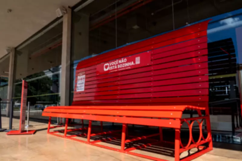 Banco Vermelho Gigante é Inaugurado em Brasília para Alertar sobre Feminicídio